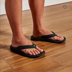 OluKai ‘Ohana black beach sandals